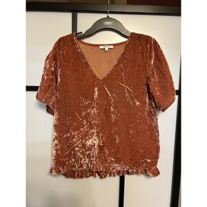 Madewell split sleeve, deep V-neck ruffle hem, crushed velour top‎ Size S